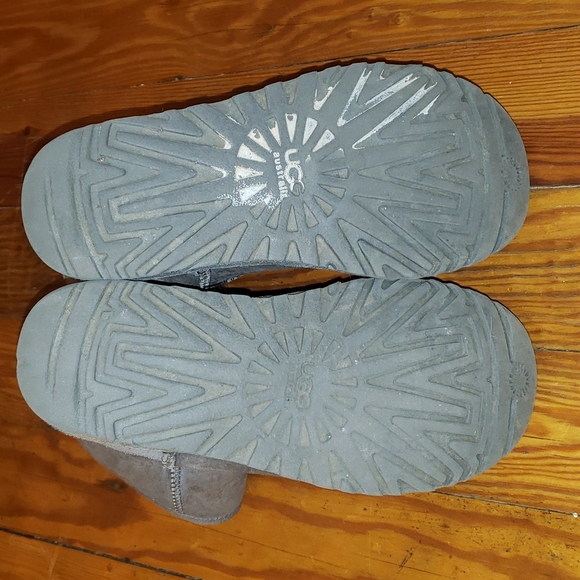 UGG Classic Short 2 Boot, Sized 6 in Grey. - Picture 8 of 9